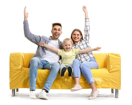 Familia feliz vendiendo su propiedad con Gallito